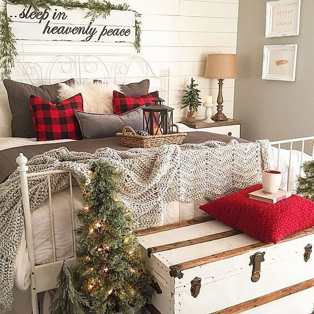 35 Inspiring Christmas Bedroom Decorating Ideas