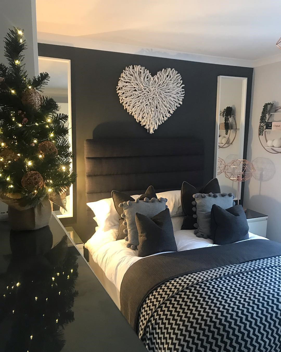 35 Inspiring Christmas Bedroom Decorating Ideas