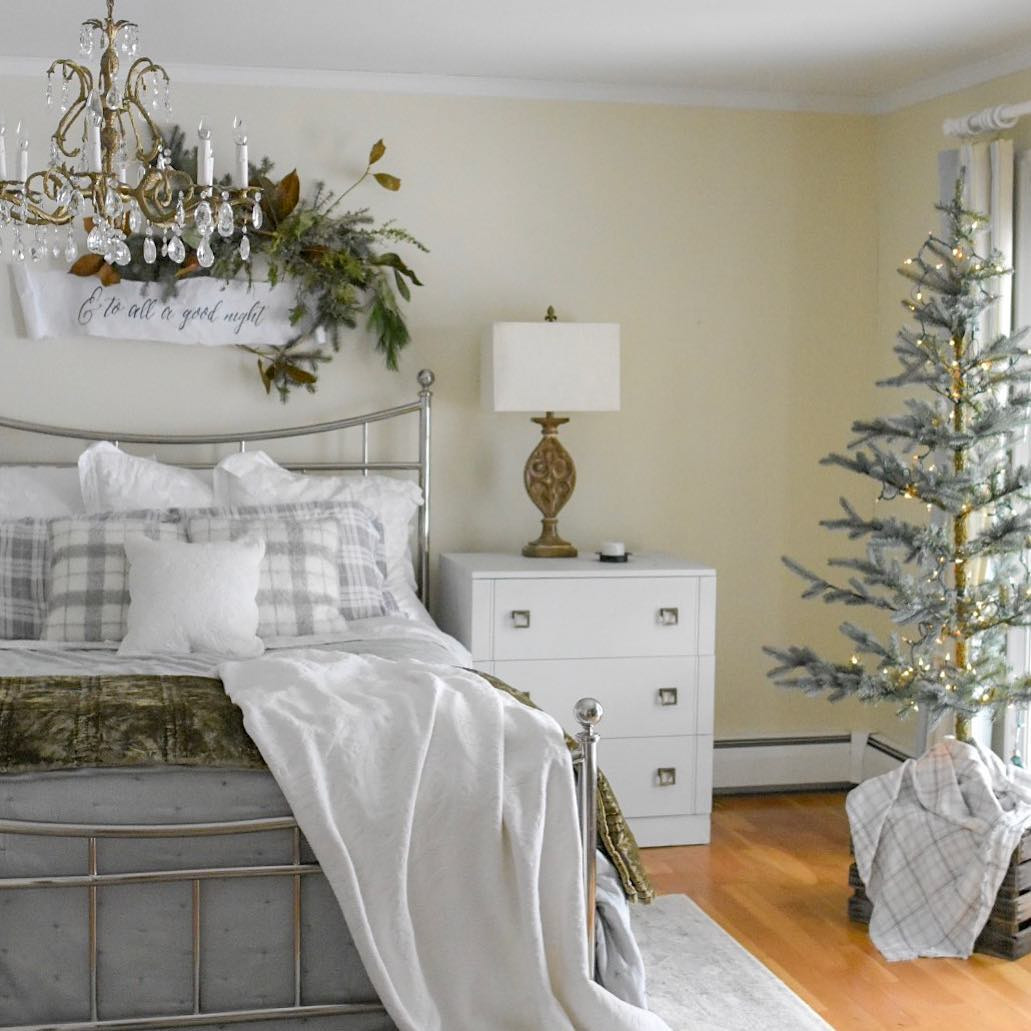 35 Inspiring Christmas Bedroom Decorating Ideas