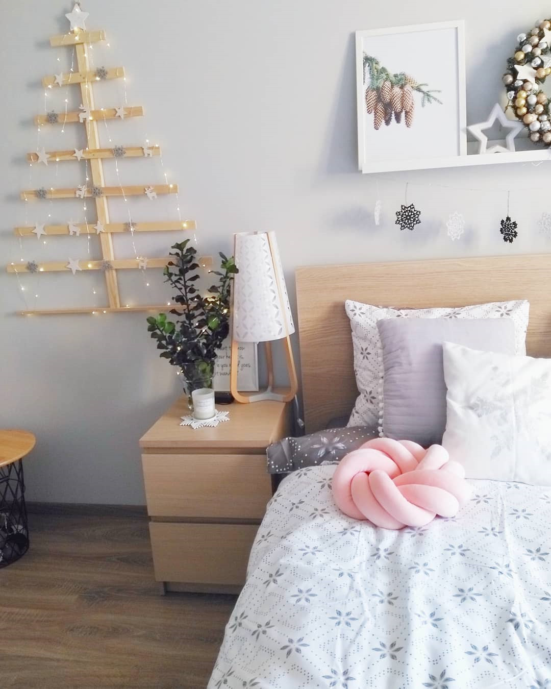 35 Inspiring Christmas Bedroom Decorating Ideas