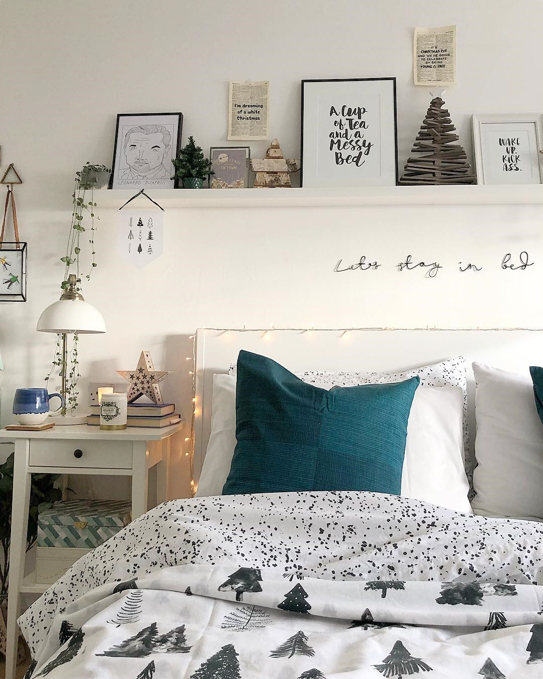 35 Inspiring Christmas Bedroom Decorating Ideas