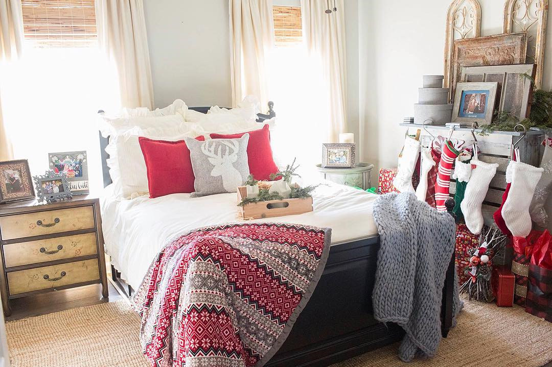 35 Inspiring Christmas Bedroom Decorating Ideas