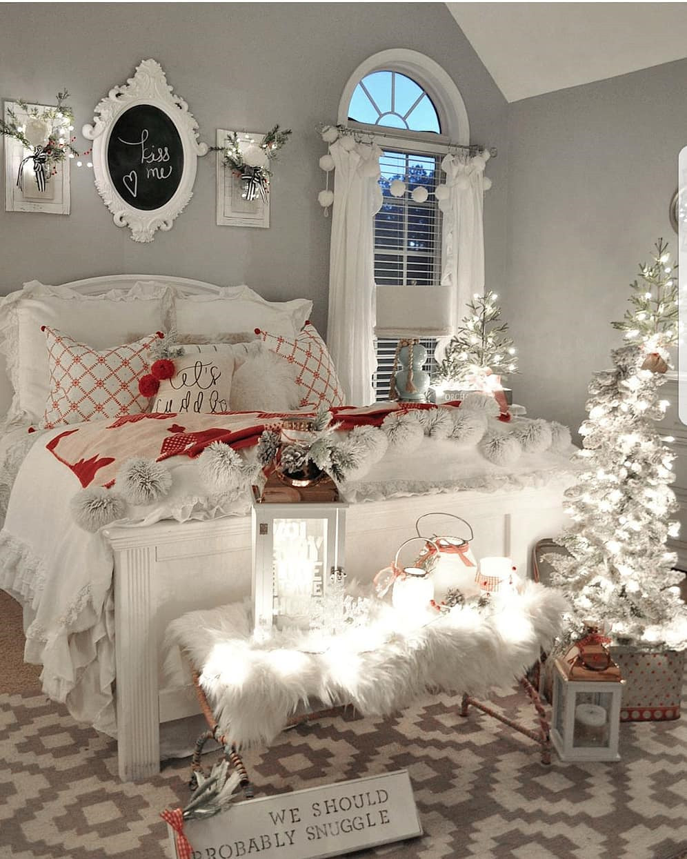 35 Inspiring Christmas Bedroom Decorating Ideas