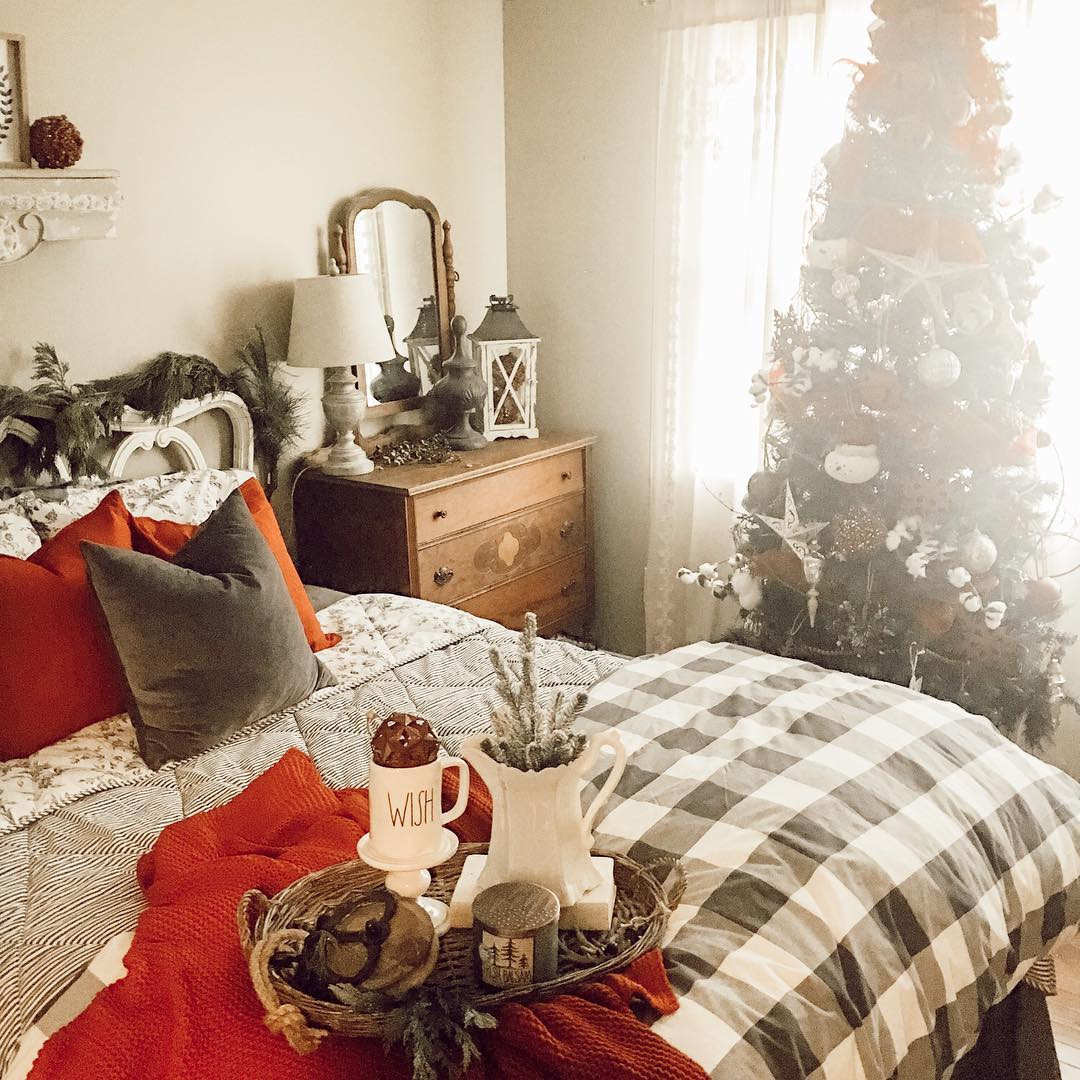 35 Inspiring Christmas Bedroom Decorating Ideas