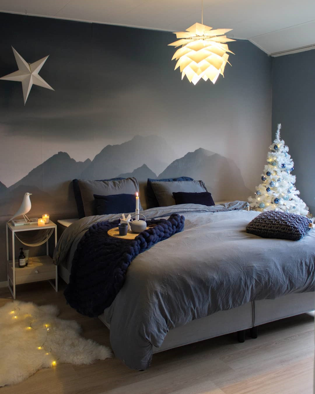 35 Inspiring Christmas Bedroom Decorating Ideas