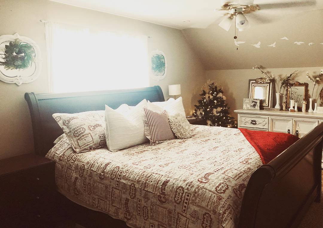 35 Inspiring Christmas Bedroom Decorating Ideas