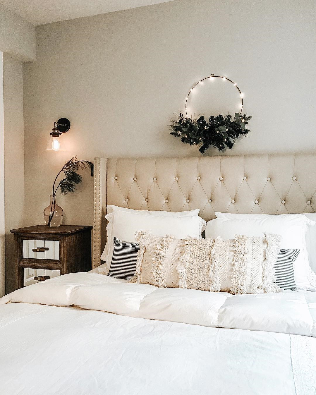 35 Inspiring Christmas Bedroom Decorating Ideas