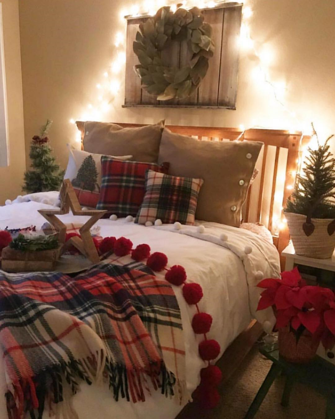 35 Inspiring Christmas Bedroom Decorating Ideas