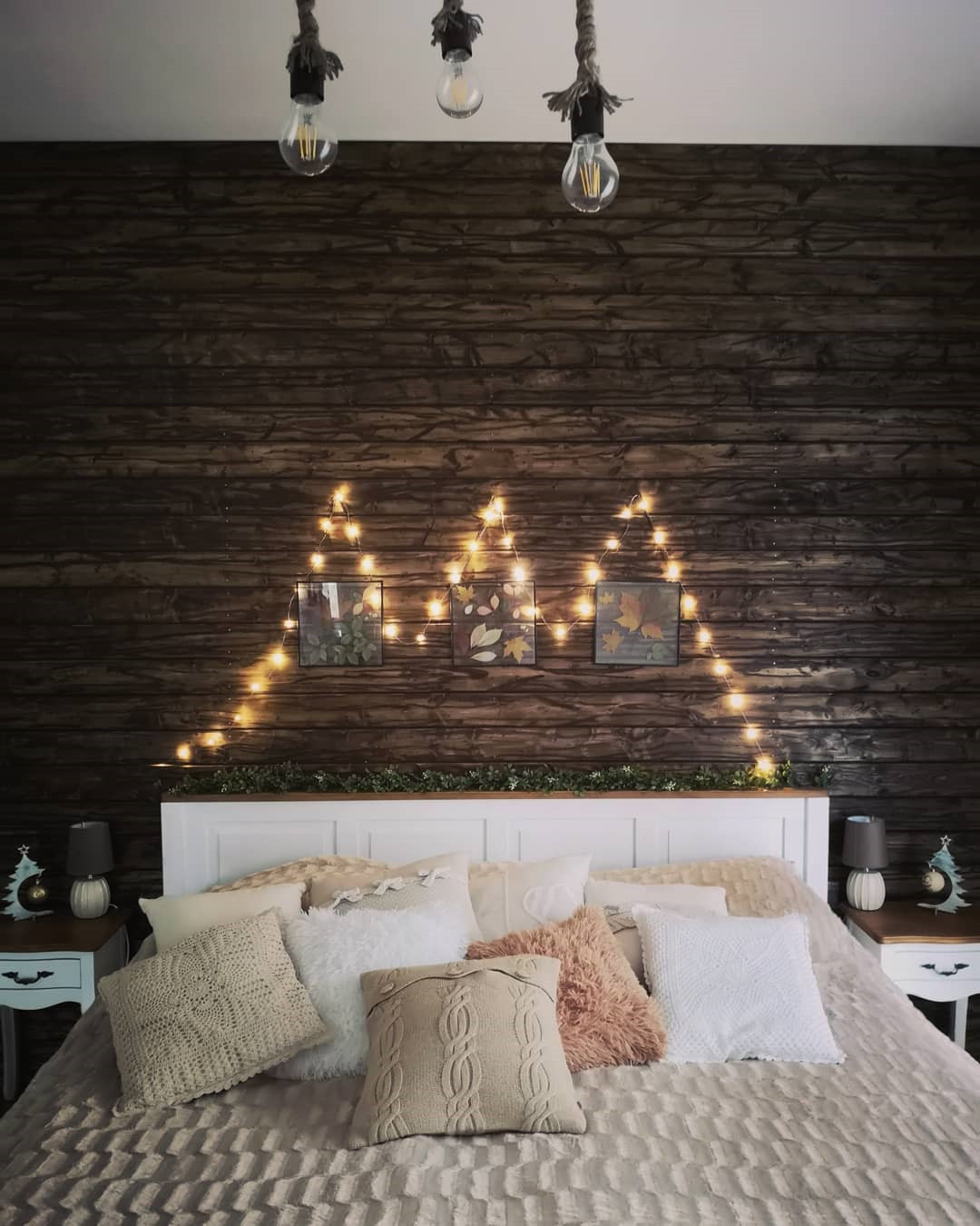 35 Inspiring Christmas Bedroom Decorating Ideas