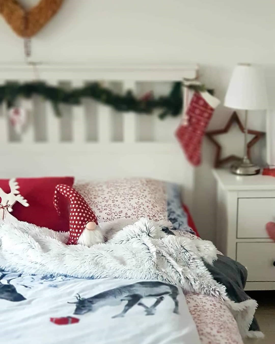 35 Inspiring Christmas Bedroom Decorating Ideas