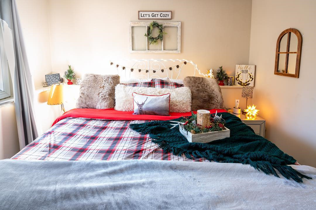 35 Inspiring Christmas Bedroom Decorating Ideas