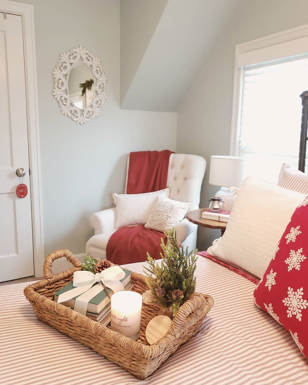 35 Inspiring Christmas Bedroom Decorating Ideas