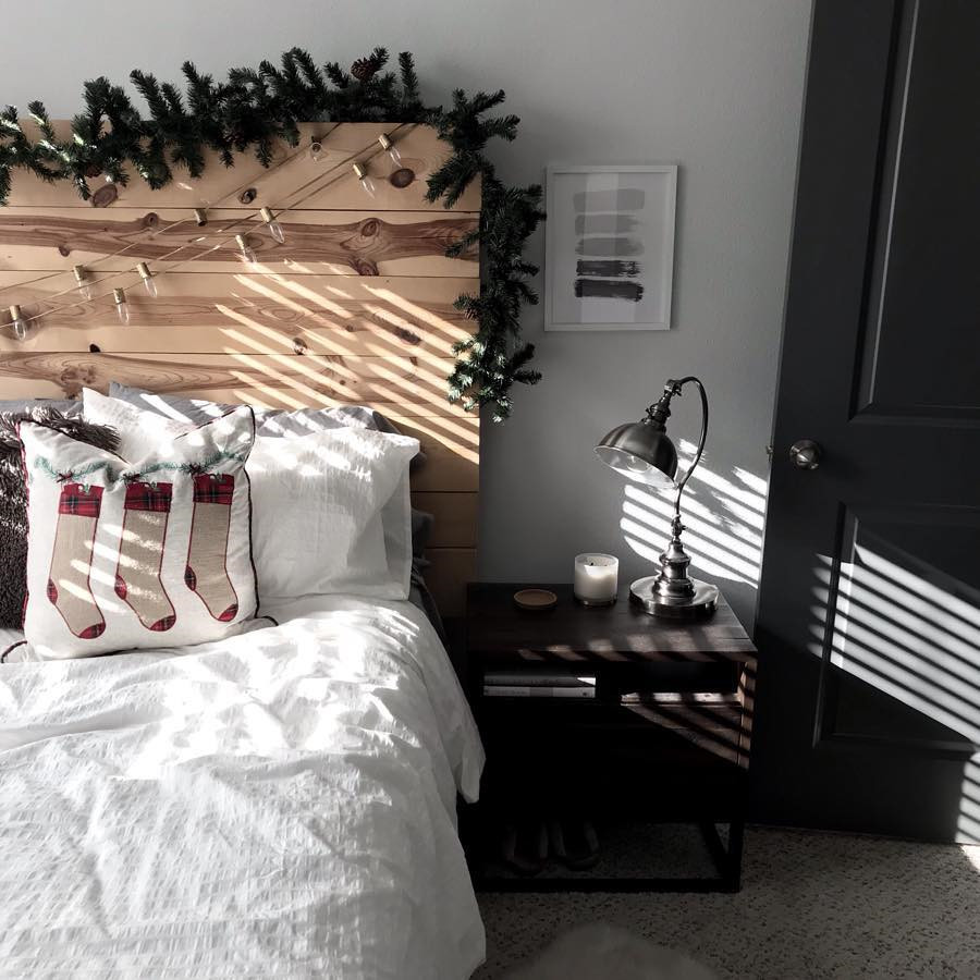 35 Inspiring Christmas Bedroom Decorating Ideas