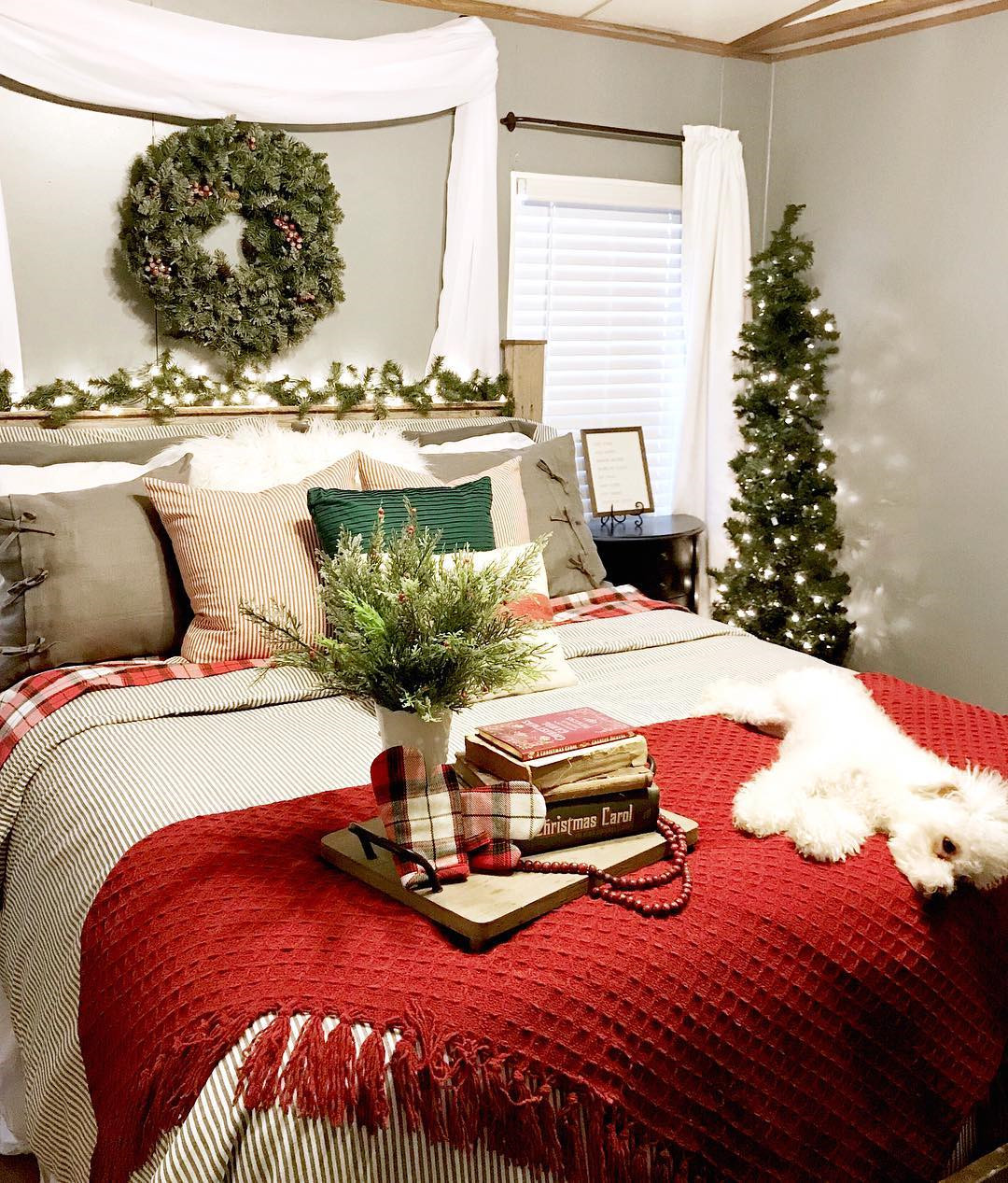 35 Inspiring Christmas Bedroom Decorating Ideas