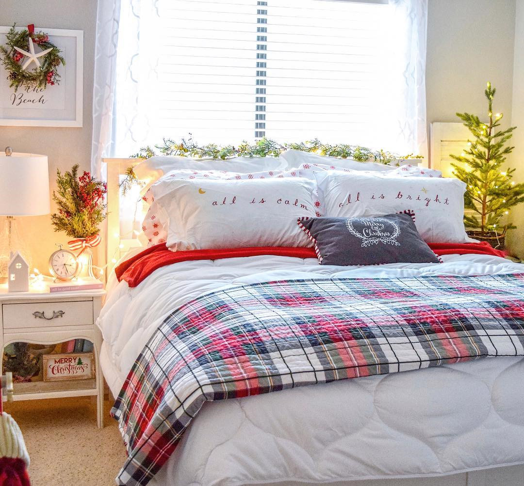 35 Inspiring Christmas Bedroom Decorating Ideas