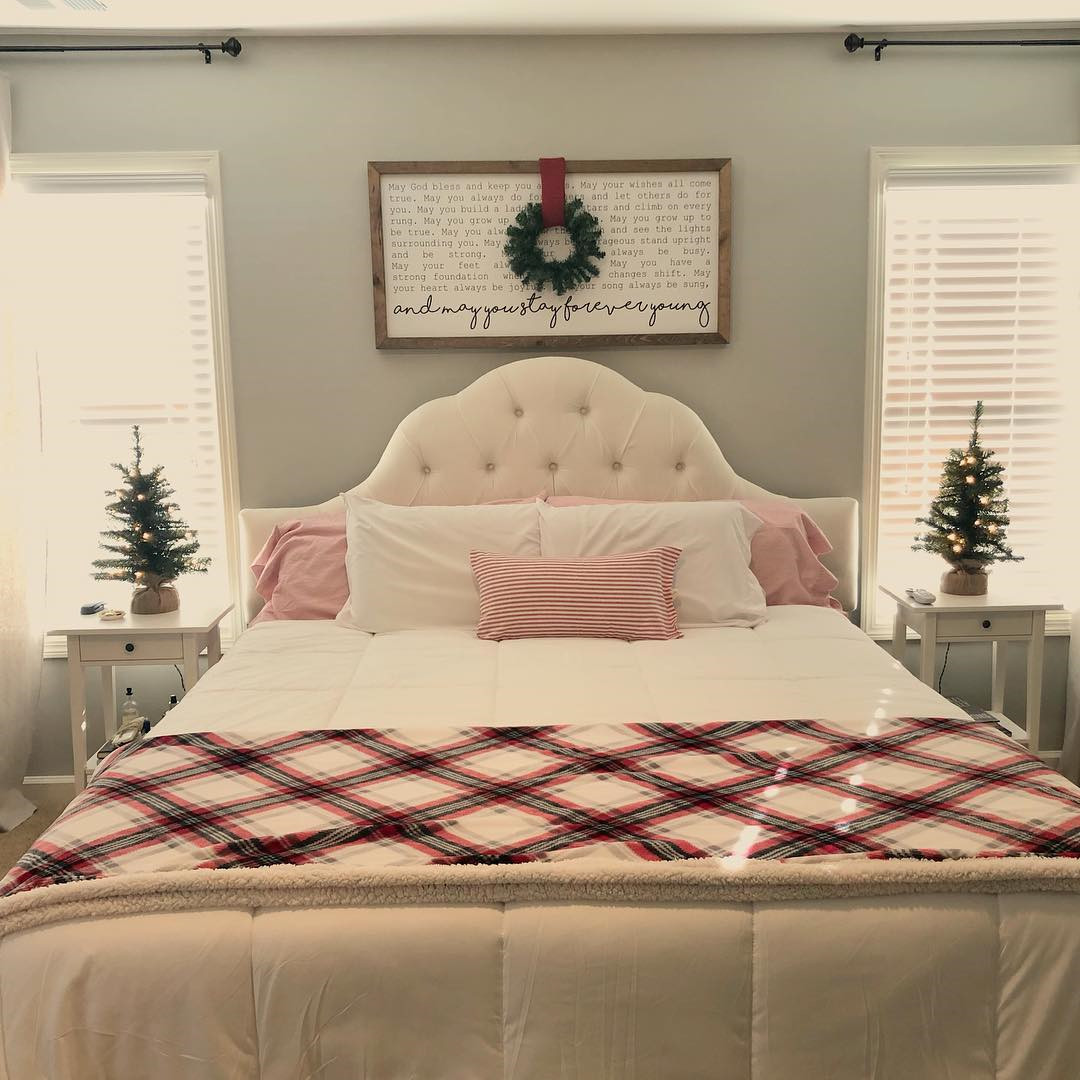 35 Inspiring Christmas Bedroom Decorating Ideas