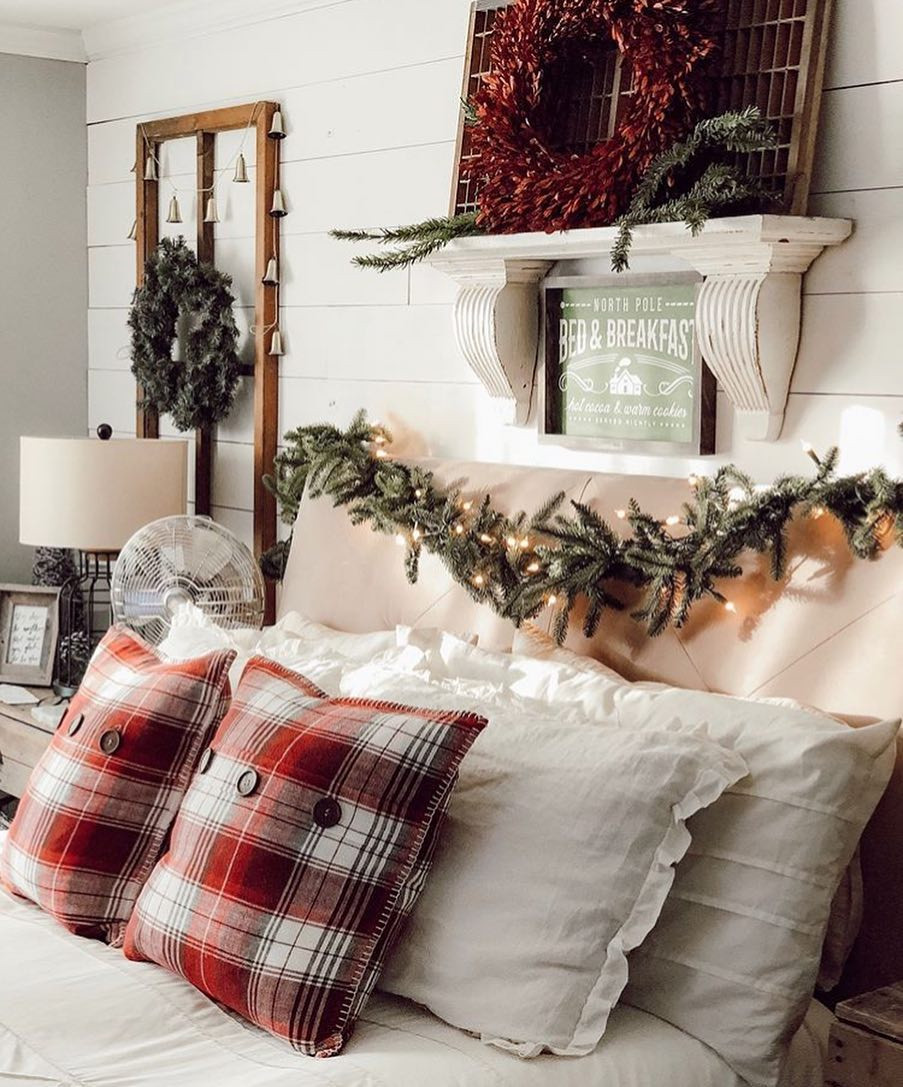 35 Inspiring Christmas Bedroom Decorating Ideas