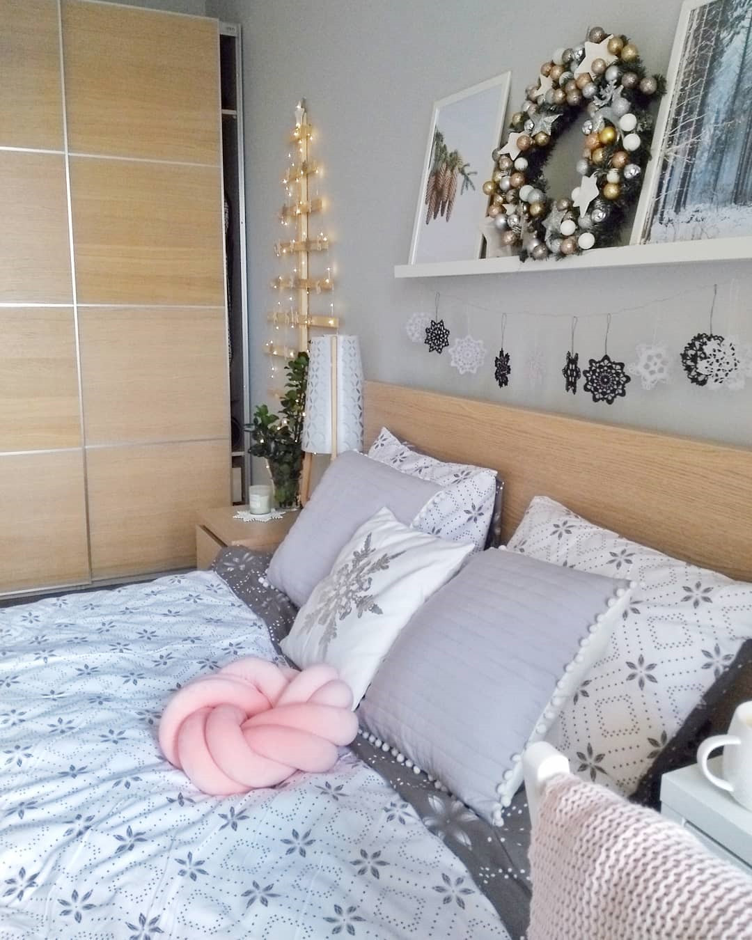 35 Inspiring Christmas Bedroom Decorating Ideas