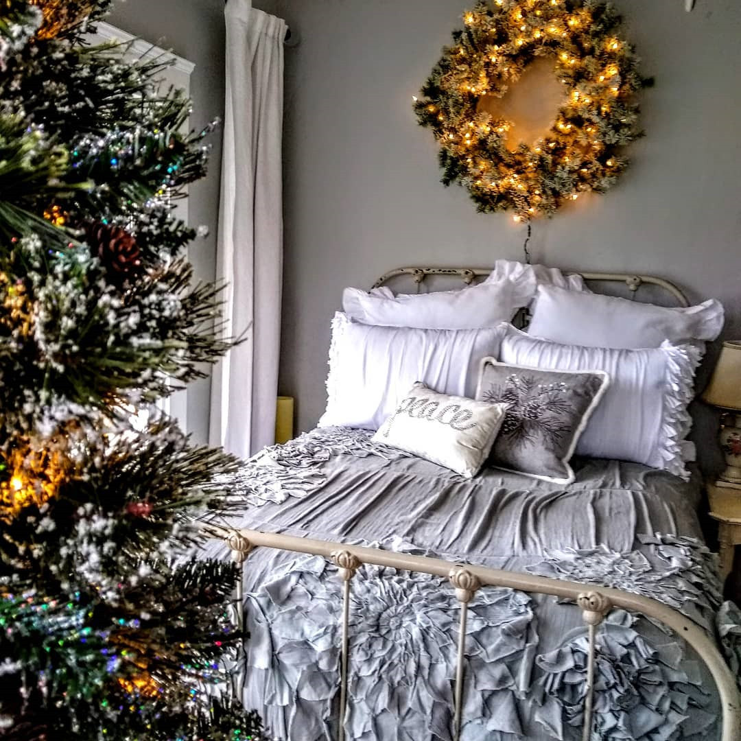 35 Inspiring Christmas Bedroom Decorating Ideas