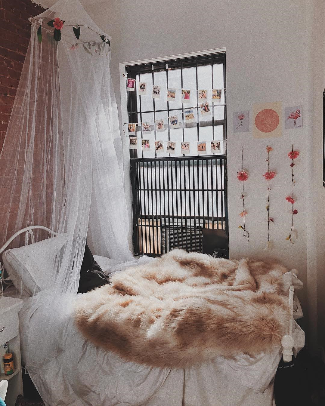 55 Creative Bohemian Bedroom Decor Ideas #dormroom #dormroomdecor #collegedormroom