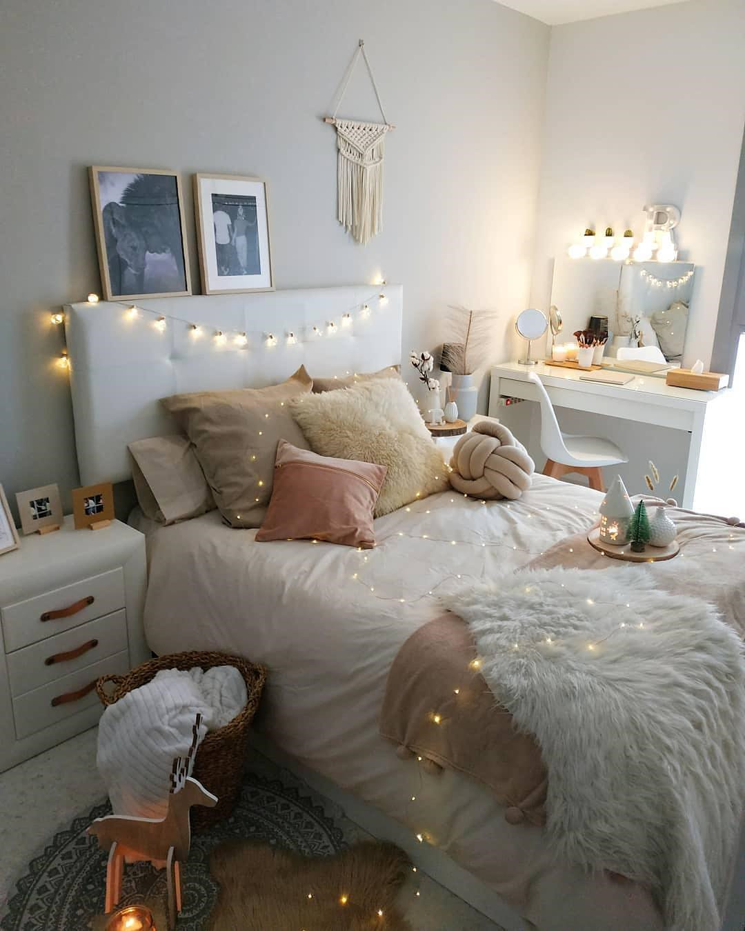 55 Creative Bohemian Bedroom Decor Ideas #dormroom #dormroomdecor #collegedormroom