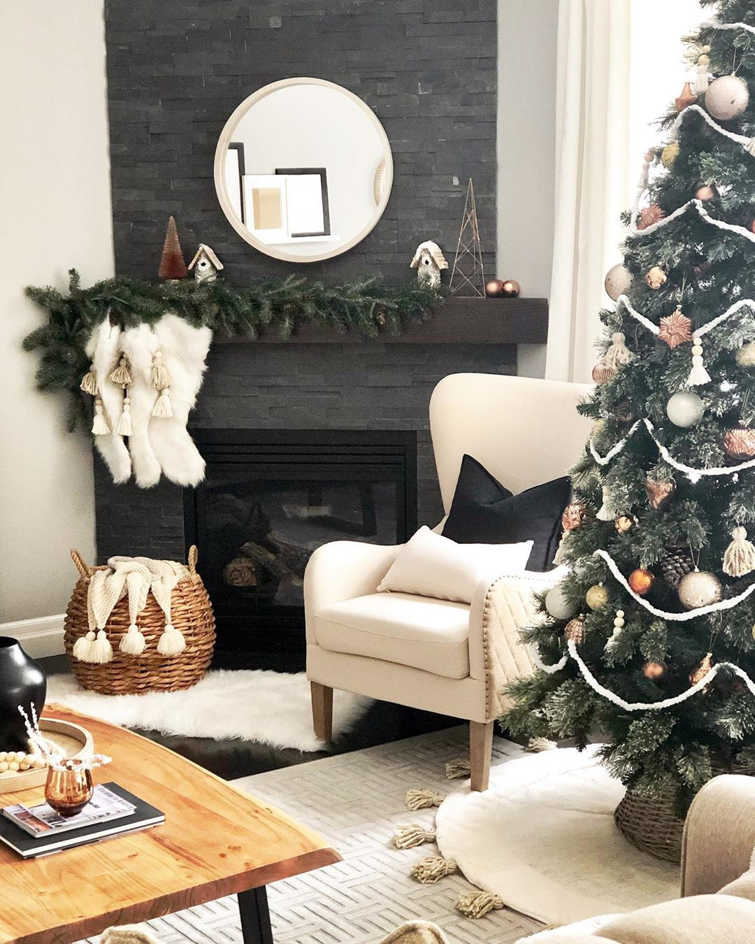 56 Fascinating Christmas Decor Ideas For Living Room