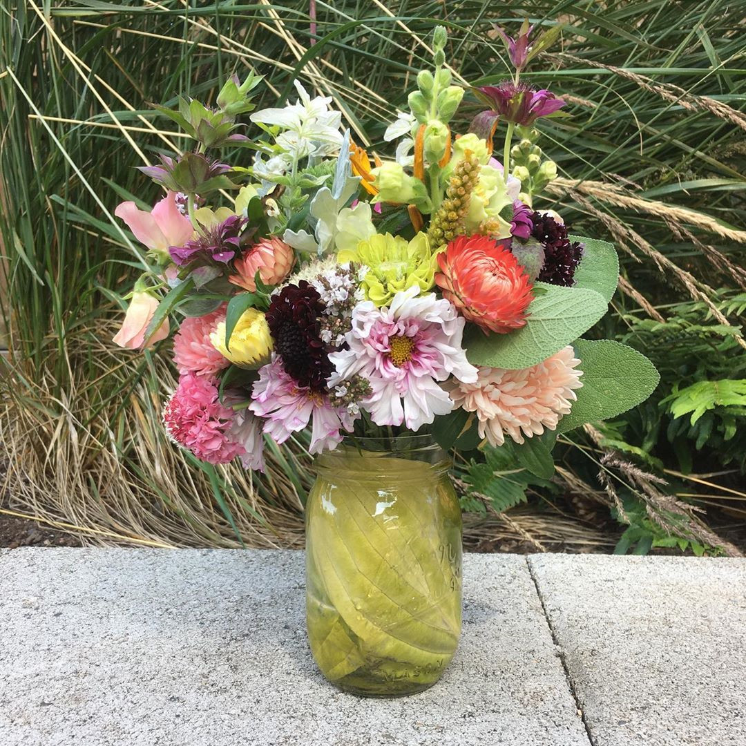 Mason Jar Flower Arrangements You'll Want to Display,mason jar flower weddings,mason jar flower ideas,christmas mason jar