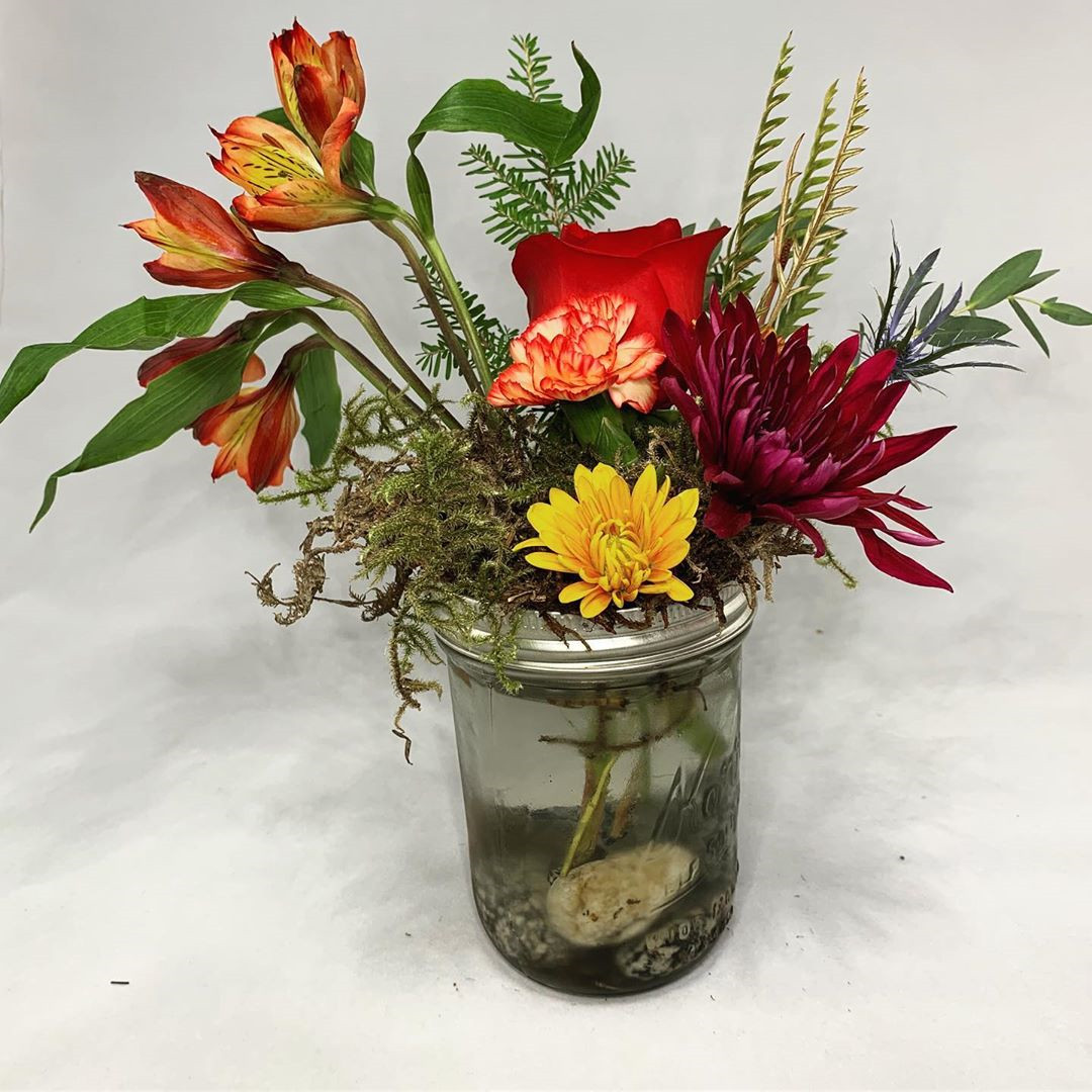 Mason Jar Flower Arrangements You'll Want to Display,mason jar flower weddings,mason jar flower ideas,christmas mason jar