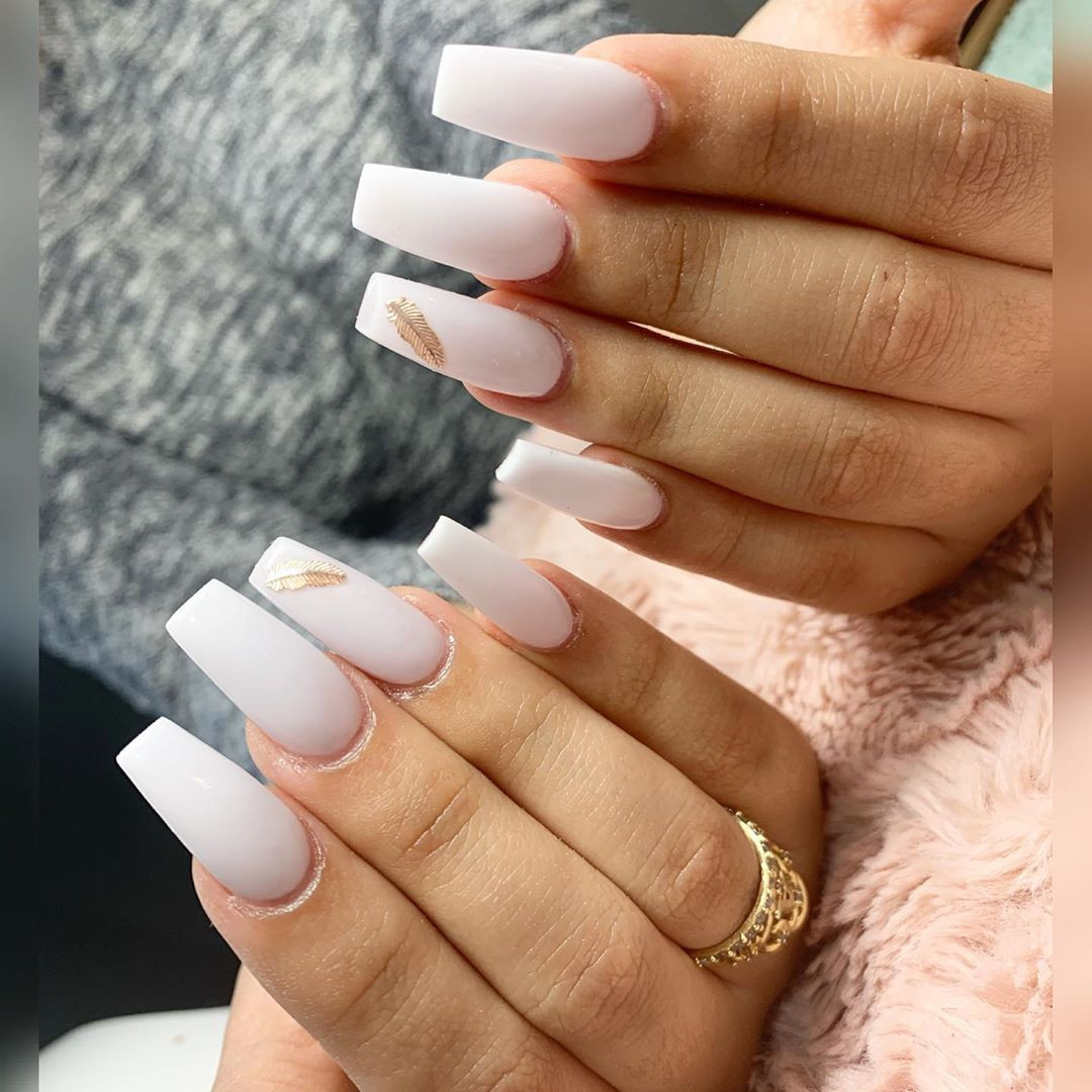 52 White Acrylic Nails Designs to Finish Your Trendy Look,white acrylic nails long,white acrylic nails with glitter