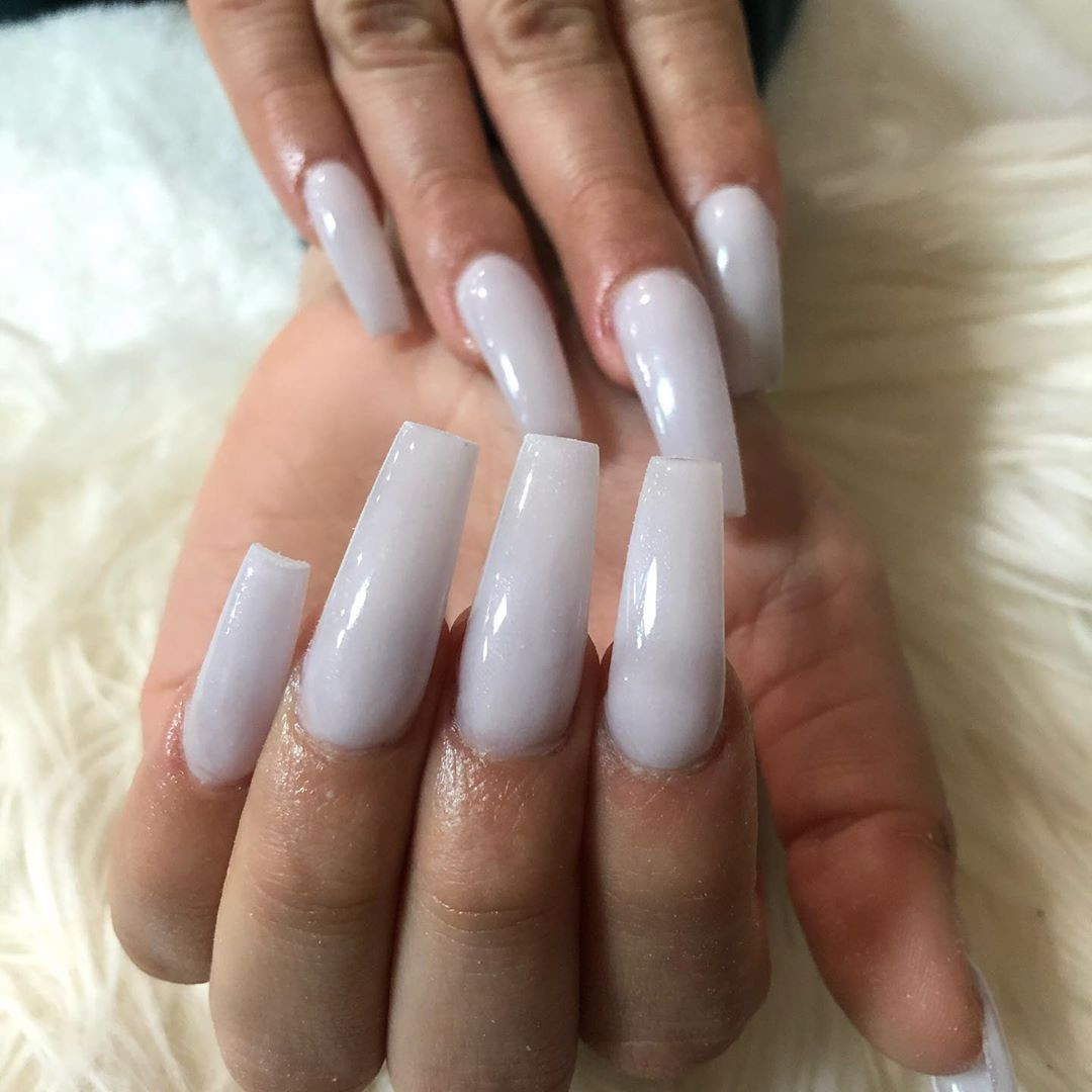 52 White Acrylic Nails Designs to Finish Your Trendy Look,white acrylic nails long,white acrylic nails with glitter