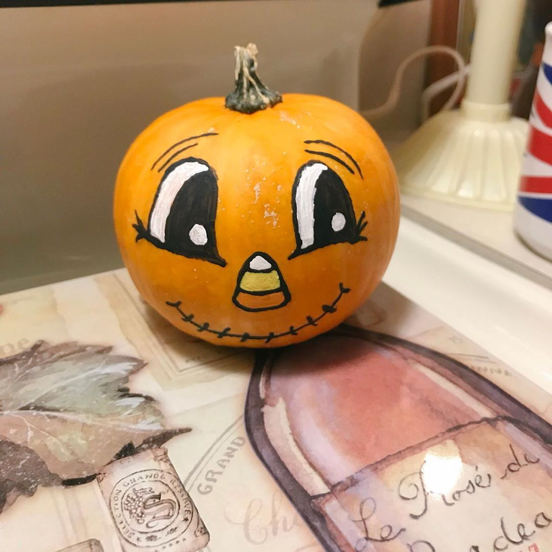 42 Easy Painted Pumpkins to DIY This Halloween,pumpkin painting stencils,pumpkin painting ideas 2020,pumpkin painting ideas 2019,mini pumpkin painting ideas