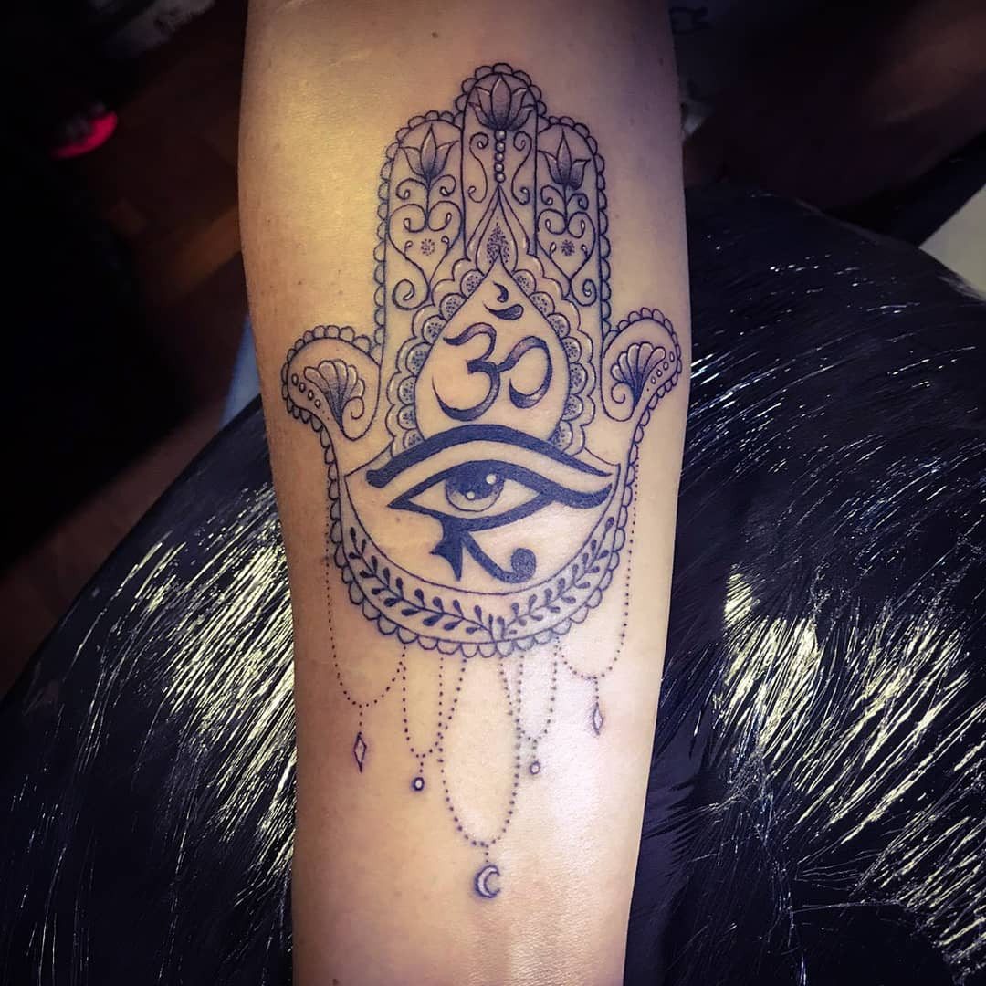 50+ Spiritual Hamsa Tattoo Designs & Meanings 2020,hamsa tattoo small,hamsa tattoo mens,hamsa tattoo drawing